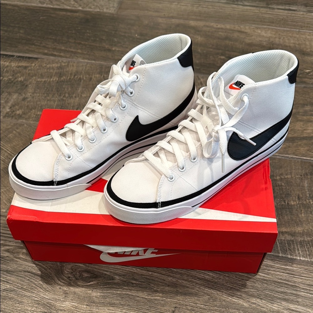 NEW 9.5 Nike Women’s Court Legacy Mid top canvas shoe.